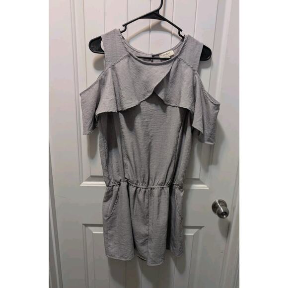 Umgee Gray Seersucker Cold Shoulder Romper Size M Summer Casual Travel Beach - Picture 1 of 6
